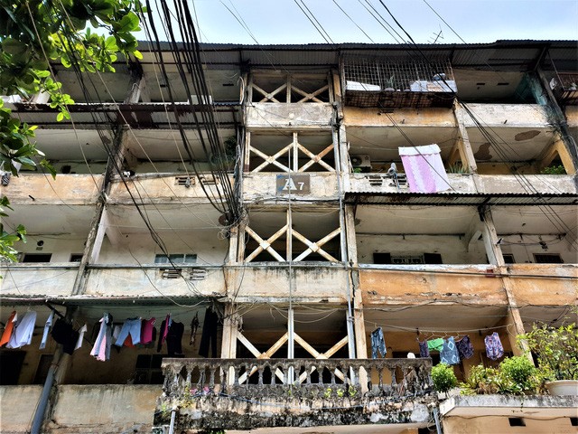 Cận cảnh căn nhà tập thể nghiêng 14 độ ở Hà Nội, hơn 200 người "sống trong sợ hãi" - 2 Cận cảnh căn nhà tập thể nghiêng 14 độ ở Hà Nội, hơn 200 người "sống trong sợ hãi" - 2