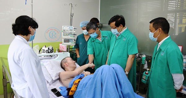 Một tuần nữa, phi công Anh hồi hương sau 115 ngày điều trị tại Việt Nam Một tuần nữa, phi công Anh hồi hương sau 115 ngày điều trị tại Việt Nam