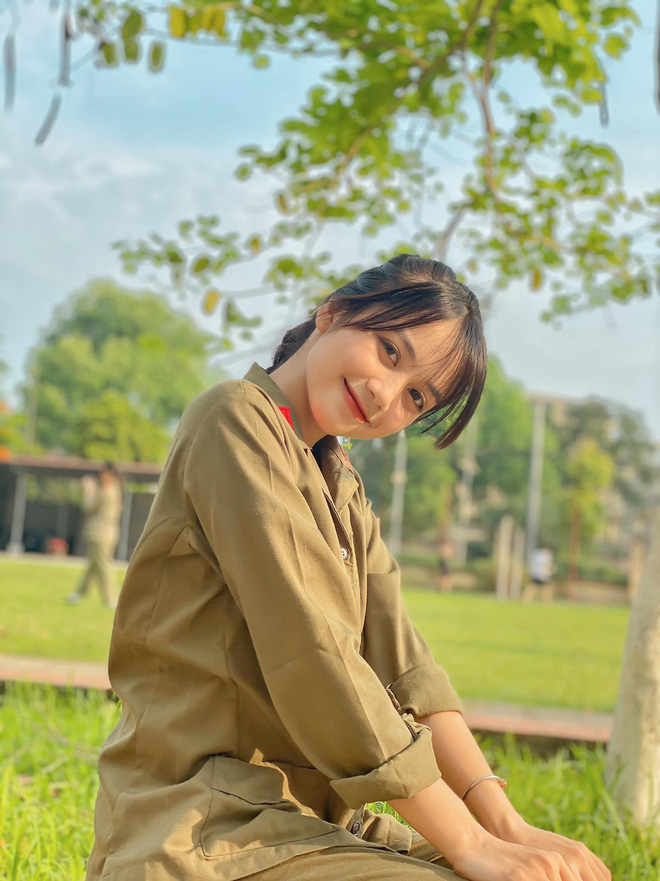 Nữ sinh Ngân hàng gây sốt vì gương mặt đúng chuẩn nàng thơ, đẹp ngẩn ngơ khi diện áo trắng và quân phục - 3 Nữ sinh Ngân hàng gây sốt vì gương mặt đúng chuẩn nàng thơ, đẹp ngẩn ngơ khi diện áo trắng và quân phục - 3