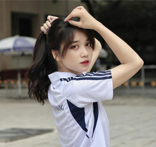 Nữ sinh Ngân hàng gây sốt vì gương mặt đúng chuẩn nàng thơ, đẹp ngẩn ngơ khi diện áo trắng và quân phục Nữ sinh Ngân hàng gây sốt vì gương mặt đúng chuẩn nàng thơ, đẹp ngẩn ngơ khi diện áo trắng và quân phục
