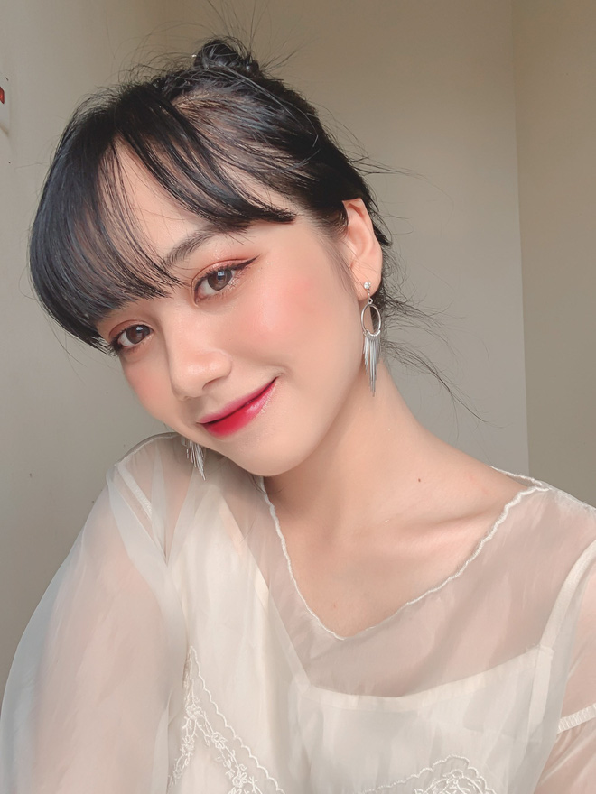Nữ sinh Ngân hàng gây sốt vì gương mặt đúng chuẩn nàng thơ, đẹp ngẩn ngơ khi diện áo trắng và quân phục - 6 Nữ sinh Ngân hàng gây sốt vì gương mặt đúng chuẩn nàng thơ, đẹp ngẩn ngơ khi diện áo trắng và quân phục - 6