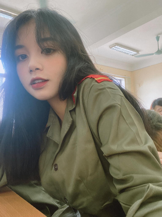 Nữ sinh Ngân hàng gây sốt vì gương mặt đúng chuẩn nàng thơ, đẹp ngẩn ngơ khi diện áo trắng và quân phục - 4 Nữ sinh Ngân hàng gây sốt vì gương mặt đúng chuẩn nàng thơ, đẹp ngẩn ngơ khi diện áo trắng và quân phục - 4