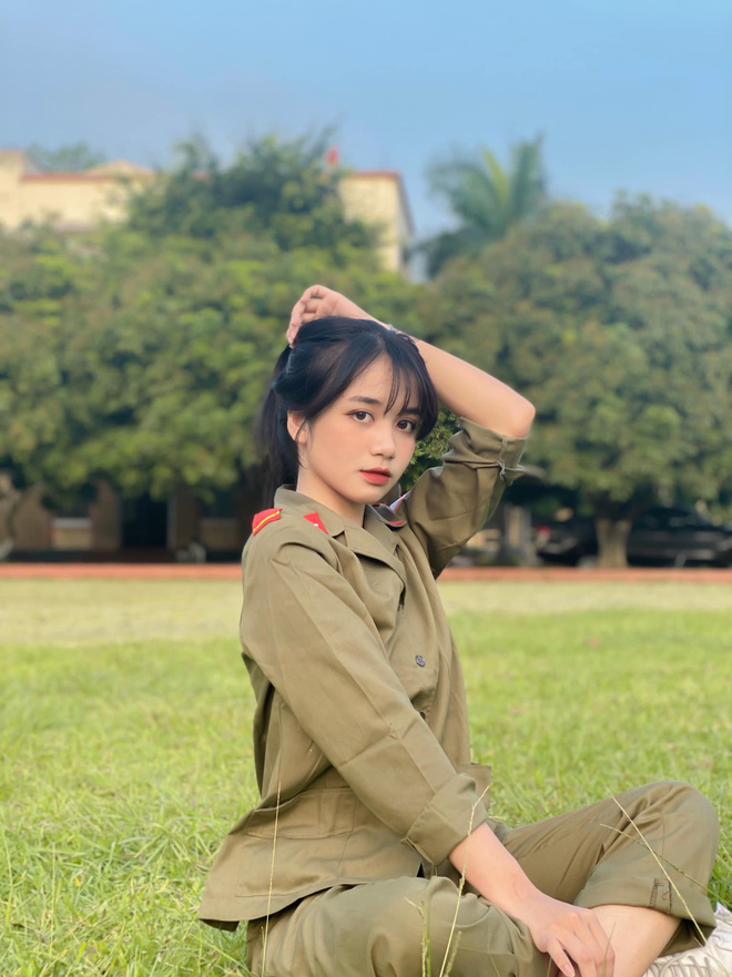 Nữ sinh Ngân hàng gây sốt vì gương mặt đúng chuẩn nàng thơ, đẹp ngẩn ngơ khi diện áo trắng và quân phục - 2 Nữ sinh Ngân hàng gây sốt vì gương mặt đúng chuẩn nàng thơ, đẹp ngẩn ngơ khi diện áo trắng và quân phục - 2