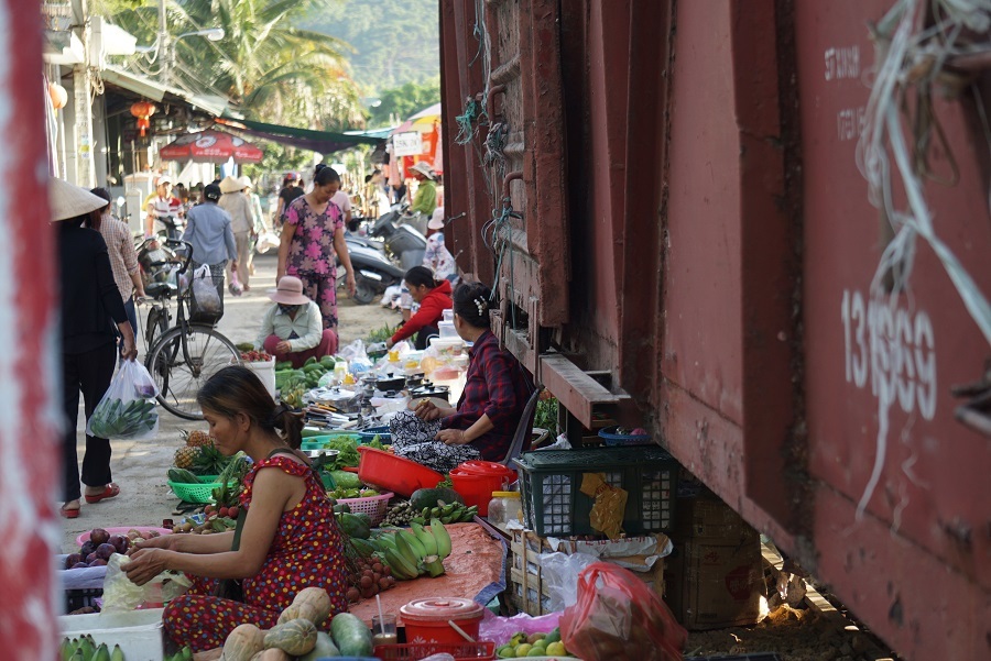 Họp chợ sát đường ray, tàu hú còi cách vài chục mét mới nháo nhào chạy - 2 Họp chợ sát đường ray, tàu hú còi cách vài chục mét mới nháo nhào chạy - 2
