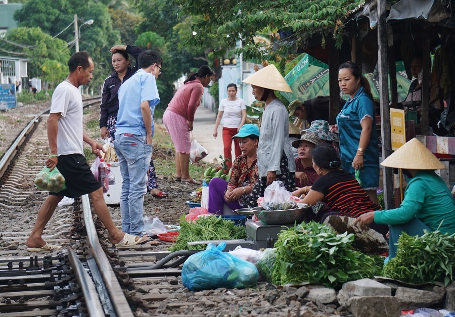 Họp chợ sát đường ray, tàu hú còi cách vài chục mét mới nháo nhào chạy - 5 Họp chợ sát đường ray, tàu hú còi cách vài chục mét mới nháo nhào chạy - 5