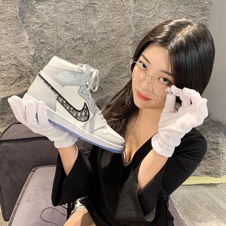 8.000 đôi 'siêu giày' Nike Dior đang khiến 5 triệu người 'tranh giành' nhưng nhiều sao Hàn lại được đích thân NTK gửi tặng kèm thư tay 8.000 đôi 'siêu giày' Nike Dior đang khiến 5 triệu người 'tranh giành' nhưng nhiều sao Hàn lại được đích thân NTK gửi tặng kèm thư tay