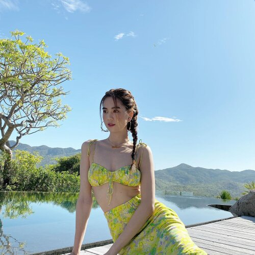 Diện đồ bơi cắt xẻ 'bỏng mắt, Ngọc Trinh lại lộ body gầy trơ xương ngực, vòng 1 căng đầy bỗng xẹp lép - 7 Diện đồ bơi cắt xẻ 'bỏng mắt, Ngọc Trinh lại lộ body gầy trơ xương ngực, vòng 1 căng đầy bỗng xẹp lép - 7