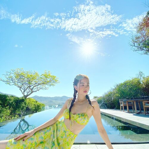 Diện đồ bơi cắt xẻ 'bỏng mắt, Ngọc Trinh lại lộ body gầy trơ xương ngực, vòng 1 căng đầy bỗng xẹp lép - 5 Diện đồ bơi cắt xẻ 'bỏng mắt, Ngọc Trinh lại lộ body gầy trơ xương ngực, vòng 1 căng đầy bỗng xẹp lép - 5