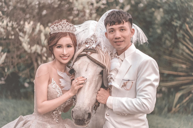 Minh Nhựa gây sốc vì tự nhận 'Chồng không có nhiều tiền để mua nhà, xe tặng vợ' Minh Nhựa gây sốc vì tự nhận 'Chồng không có nhiều tiền để mua nhà, xe tặng vợ'