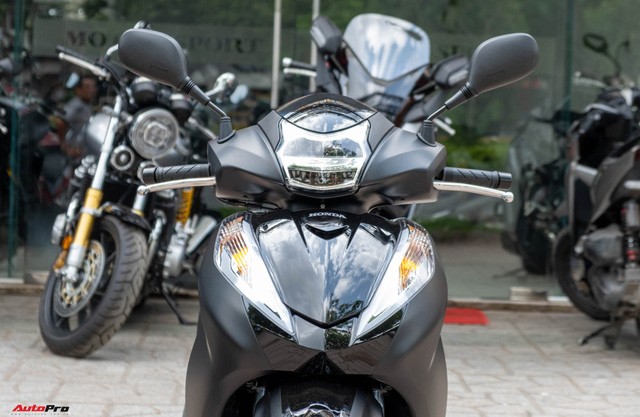 Chi tiết Honda SH300i Total Black 2020 đầu tiên về Việt Nam: Nhập Ý, giá trên dưới 300 triệu đồng - 4 Chi tiết Honda SH300i Total Black 2020 đầu tiên về Việt Nam: Nhập Ý, giá trên dưới 300 triệu đồng - 4