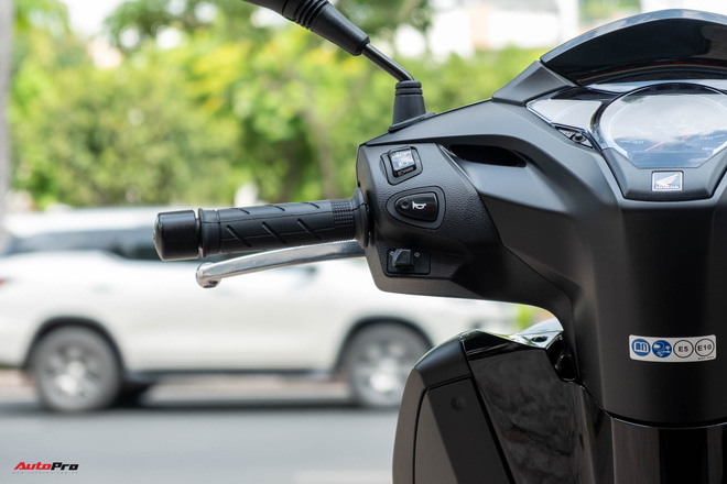 Chi tiết Honda SH300i Total Black 2020 đầu tiên về Việt Nam: Nhập Ý, giá trên dưới 300 triệu đồng - 8 Chi tiết Honda SH300i Total Black 2020 đầu tiên về Việt Nam: Nhập Ý, giá trên dưới 300 triệu đồng - 8
