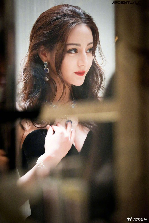 Địch Lệ Nhiệt Ba gây bất ngờ với diện mạo thuở mới vào nghề, điểm khác lạ nằm ở phần mũi - 6 Địch Lệ Nhiệt Ba gây bất ngờ với diện mạo thuở mới vào nghề, điểm khác lạ nằm ở phần mũi - 6