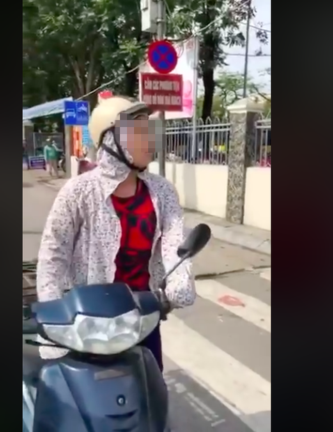 Bị CSTT yêu cầu dừng xe, người phụ nữ hung hăng quát lớn: 'Tôi chỉ đi ngược chiều 1- 2m thôi, lỗi gì?' - 2 Bị CSTT yêu cầu dừng xe, người phụ nữ hung hăng quát lớn: 'Tôi chỉ đi ngược chiều 1- 2m thôi, lỗi gì?' - 2
