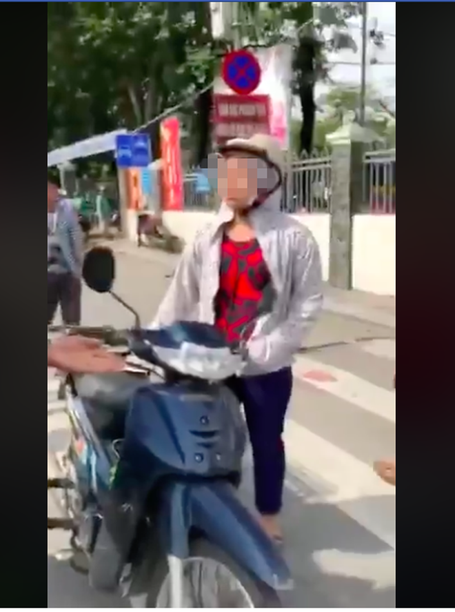 Bị CSTT yêu cầu dừng xe, người phụ nữ hung hăng quát lớn: 'Tôi chỉ đi ngược chiều 1- 2m thôi, lỗi gì?' - 3 Bị CSTT yêu cầu dừng xe, người phụ nữ hung hăng quát lớn: 'Tôi chỉ đi ngược chiều 1- 2m thôi, lỗi gì?' - 3