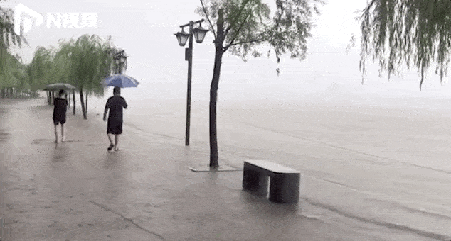 Cuộc sống lao đao của người dân Vũ Hán nửa đầu năm 2020: Dịch bệnh nguôi ngoai không bao lâu đã phải oằn mình chống lũ - 30 Cuộc sống lao đao của người dân Vũ Hán nửa đầu năm 2020: Dịch bệnh nguôi ngoai không bao lâu đã phải oằn mình chống lũ - 30