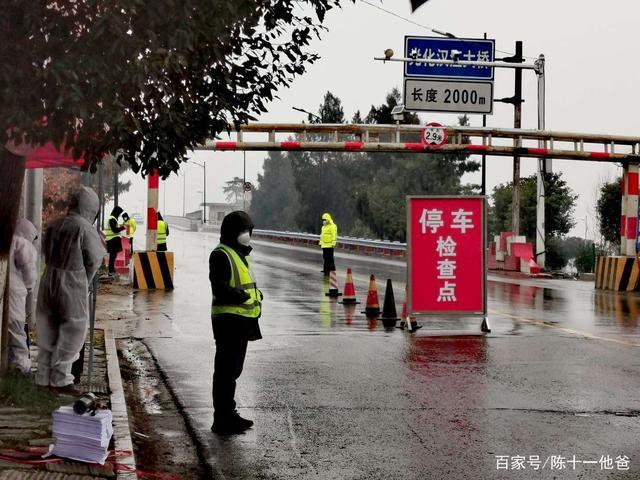Cuộc sống lao đao của người dân Vũ Hán nửa đầu năm 2020: Dịch bệnh nguôi ngoai không bao lâu đã phải oằn mình chống lũ - 8 Cuộc sống lao đao của người dân Vũ Hán nửa đầu năm 2020: Dịch bệnh nguôi ngoai không bao lâu đã phải oằn mình chống lũ - 8