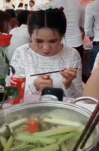 Đang ngồi bàn tiệc, cô gái trẻ nghĩ ra mẹo làm đẹp 'fail không thể fail hơn' và biểu cảm dễ thương hết nấc Đang ngồi bàn tiệc, cô gái trẻ nghĩ ra mẹo làm đẹp 'fail không thể fail hơn' và biểu cảm dễ thương hết nấc
