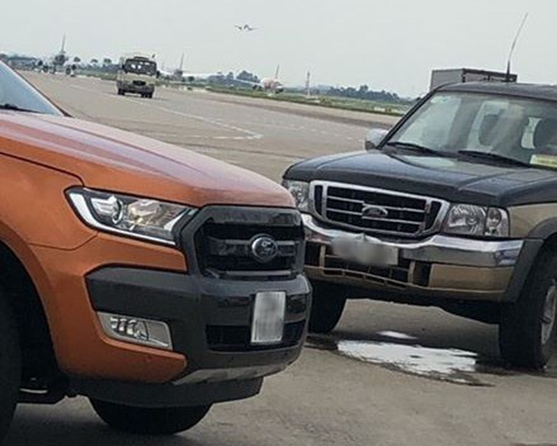 Lái xe chạy qua đuôi máy bay đang lùi trong sân bay Nội Bài - 1 Lái xe chạy qua đuôi máy bay đang lùi trong sân bay Nội Bài - 1