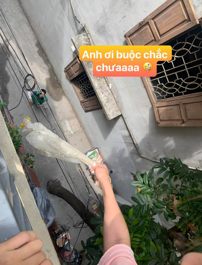 Mua đồ online nhưng khi hàng đến lại thòng dây xuống để nhận hàng, phản ứng của anh shipper khiến cô gái trẻ phải cười thích thú - 2 Mua đồ online nhưng khi hàng đến lại thòng dây xuống để nhận hàng, phản ứng của anh shipper khiến cô gái trẻ phải cười thích thú - 2