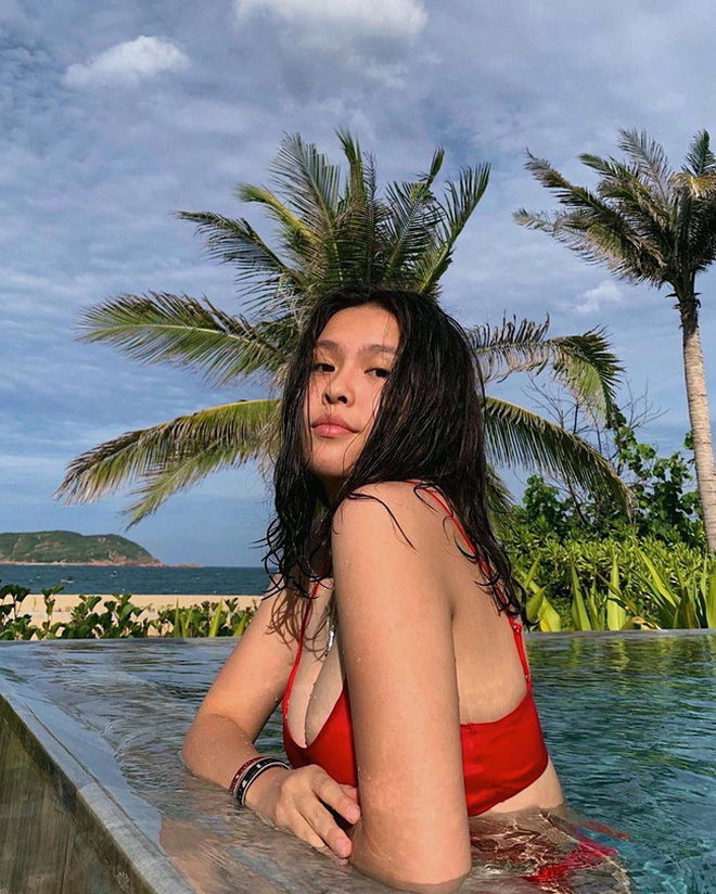 Con gái lớn của Phượng Chanel diện bikini khoe sắc vóc đáng ngưỡng mộ ở tuổi 17 - 1 Con gái lớn của Phượng Chanel diện bikini khoe sắc vóc đáng ngưỡng mộ ở tuổi 17 - 1