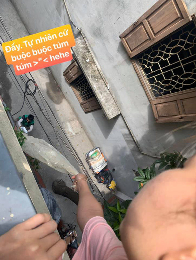 Mua đồ online nhưng khi hàng đến lại thòng dây xuống để nhận hàng, phản ứng của anh shipper khiến cô gái trẻ phải cười thích thú - 1 Mua đồ online nhưng khi hàng đến lại thòng dây xuống để nhận hàng, phản ứng của anh shipper khiến cô gái trẻ phải cười thích thú - 1