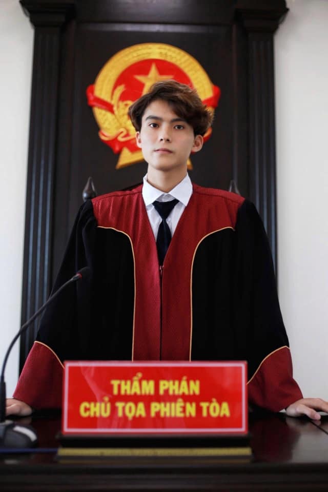 Danh tính 'chàng thẩm phán' trẻ tuổi, điển trai gây xôn xao mạng xã hội những ngày qua - 1 Danh tính 'chàng thẩm phán' trẻ tuổi, điển trai gây xôn xao mạng xã hội những ngày qua - 1