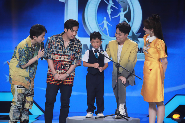 Trấn Thành bị Hari Won 'lột' hết phụ kiện hàng tỷ đồng trên sân khấu - 4 Trấn Thành bị Hari Won 'lột' hết phụ kiện hàng tỷ đồng trên sân khấu - 4