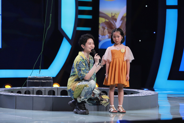 Trấn Thành bị Hari Won 'lột' hết phụ kiện hàng tỷ đồng trên sân khấu - 1 Trấn Thành bị Hari Won 'lột' hết phụ kiện hàng tỷ đồng trên sân khấu - 1