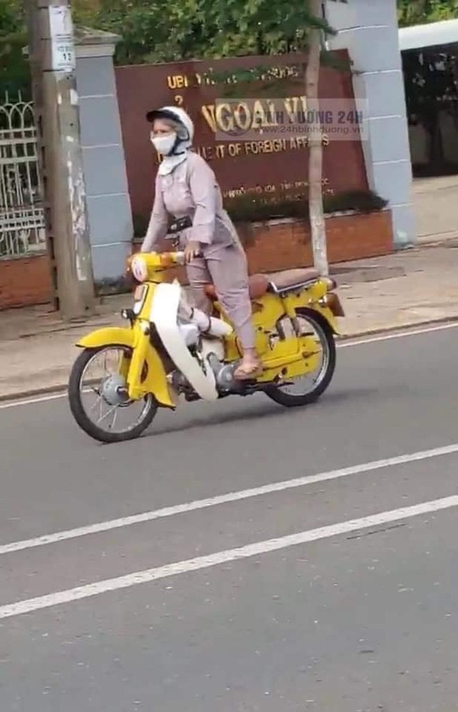 Clip: Người phụ nữ lớn tuổi 'làm xiếc' khi lái xe máy tốc độ cao trên đường khiến nhiều người thót tim Clip: Người phụ nữ lớn tuổi 'làm xiếc' khi lái xe máy tốc độ cao trên đường khiến nhiều người thót tim