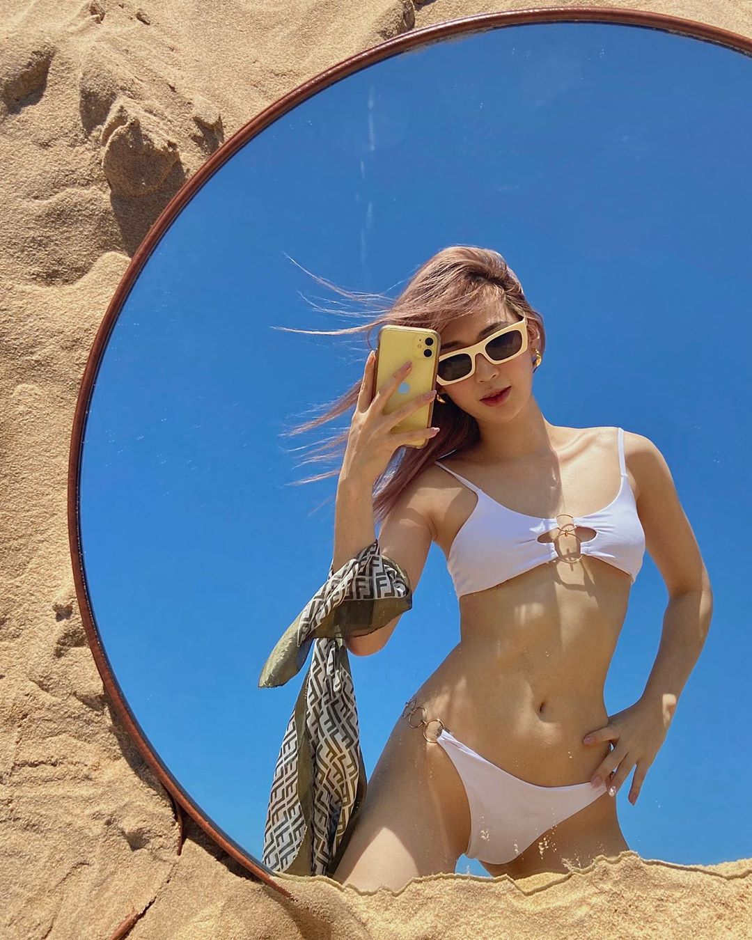 Giữa tin đồn dao kéo vòng 1, Sun Ht khoe ảnh bikini cực nóng bỏng khiến dân tình trầm trồ - 6 Giữa tin đồn dao kéo vòng 1, Sun Ht khoe ảnh bikini cực nóng bỏng khiến dân tình trầm trồ - 6