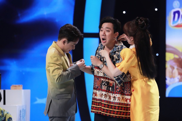 Trấn Thành bị Hari Won 'lột' hết phụ kiện hàng tỷ đồng trên sân khấu Trấn Thành bị Hari Won 'lột' hết phụ kiện hàng tỷ đồng trên sân khấu