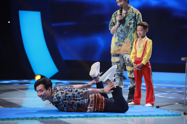 Trấn Thành bị Hari Won 'lột' hết phụ kiện hàng tỷ đồng trên sân khấu - 3 Trấn Thành bị Hari Won 'lột' hết phụ kiện hàng tỷ đồng trên sân khấu - 3