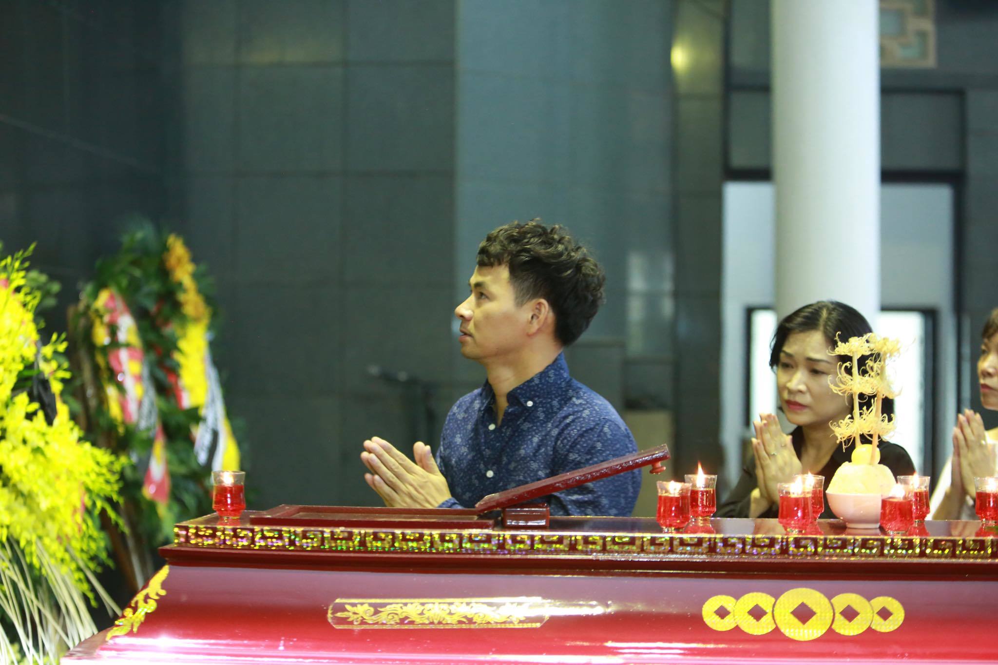 Xuân Bắc cùng nhiều diễn viên đến tiễn biệt NSƯT Hoàng Yến - 4 Xuân Bắc cùng nhiều diễn viên đến tiễn biệt NSƯT Hoàng Yến - 4