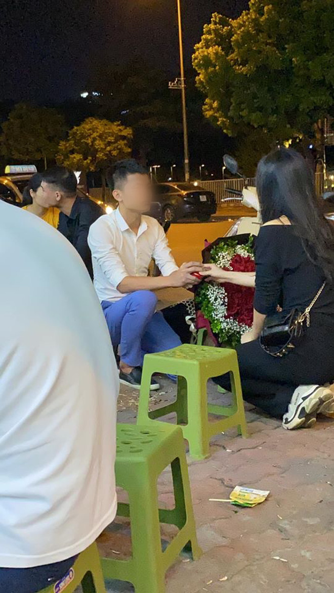 Xôn xao clip nam thanh niên quỳ xuống cầu hôn cô gái trên vỉa hè, bị từ chối liền ném luôn nhẫn rồi quay đầu đi thẳng Xôn xao clip nam thanh niên quỳ xuống cầu hôn cô gái trên vỉa hè, bị từ chối liền ném luôn nhẫn rồi quay đầu đi thẳng