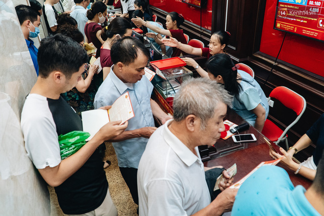 Chùm ảnh: Giá vàng liên tục lập đỉnh hơn 50 triệu đồng/lượng, người dân Thủ đô đổ xô mua bán - 13 Chùm ảnh: Giá vàng liên tục lập đỉnh hơn 50 triệu đồng/lượng, người dân Thủ đô đổ xô mua bán - 13