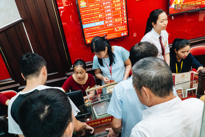 Chùm ảnh: Giá vàng liên tục lập đỉnh hơn 50 triệu đồng/lượng, người dân Thủ đô đổ xô mua bán - 11 Chùm ảnh: Giá vàng liên tục lập đỉnh hơn 50 triệu đồng/lượng, người dân Thủ đô đổ xô mua bán - 11