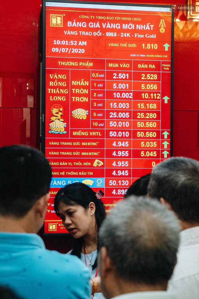 Chùm ảnh: Giá vàng liên tục lập đỉnh hơn 50 triệu đồng/lượng, người dân Thủ đô đổ xô mua bán Chùm ảnh: Giá vàng liên tục lập đỉnh hơn 50 triệu đồng/lượng, người dân Thủ đô đổ xô mua bán
