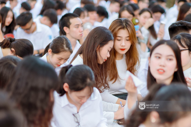 Đặc sản gái xinh Phan Đình Phùng (Hà Nội) lại khiến dân tình ngẩn ngơ trong lễ bế giảng - 7 Đặc sản gái xinh Phan Đình Phùng (Hà Nội) lại khiến dân tình ngẩn ngơ trong lễ bế giảng - 7