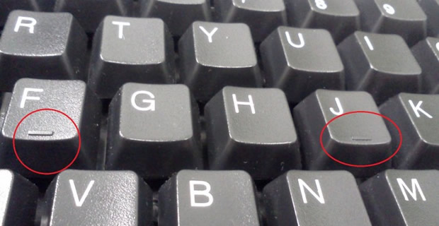 Tại sao mọi bàn phím máy tính đều có gờ nổi ở phím F và J? Tại sao mọi bàn phím máy tính đều có gờ nổi ở phím F và J?