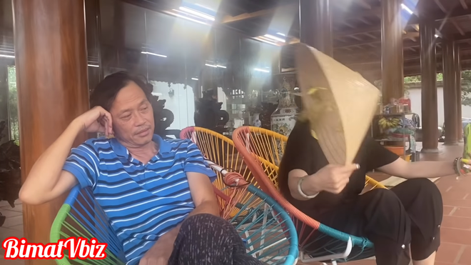 Hoài Linh đội nón, cầm máy cắt cỏ làm quần quật và tiết lộ thói quen ăn uống - 2 Hoài Linh đội nón, cầm máy cắt cỏ làm quần quật và tiết lộ thói quen ăn uống - 2