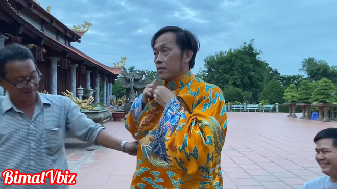 Hoài Linh đội nón, cầm máy cắt cỏ làm quần quật và tiết lộ thói quen ăn uống - 3 Hoài Linh đội nón, cầm máy cắt cỏ làm quần quật và tiết lộ thói quen ăn uống - 3