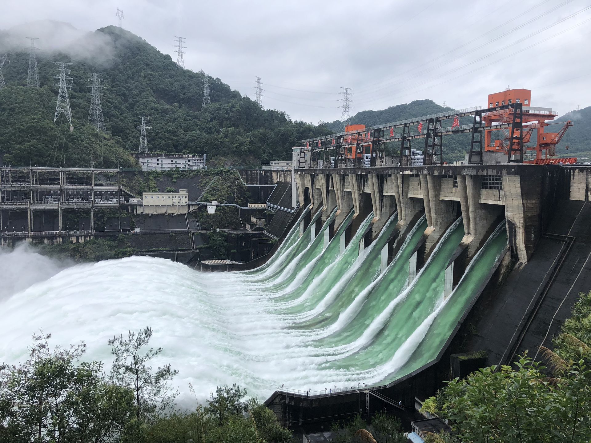 Đập thủy điện Trung Quốc xả lũ: Mặt sông tựa như mặt biển, như cuồng phong gào thét - 1 Đập thủy điện Trung Quốc xả lũ: Mặt sông tựa như mặt biển, như cuồng phong gào thét - 1