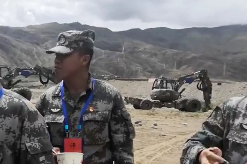 Quân đội Trung Quốc dùng máy xúc chân nhện thi công đường gần biên giới Ấn Độ Quân đội Trung Quốc dùng máy xúc chân nhện thi công đường gần biên giới Ấn Độ