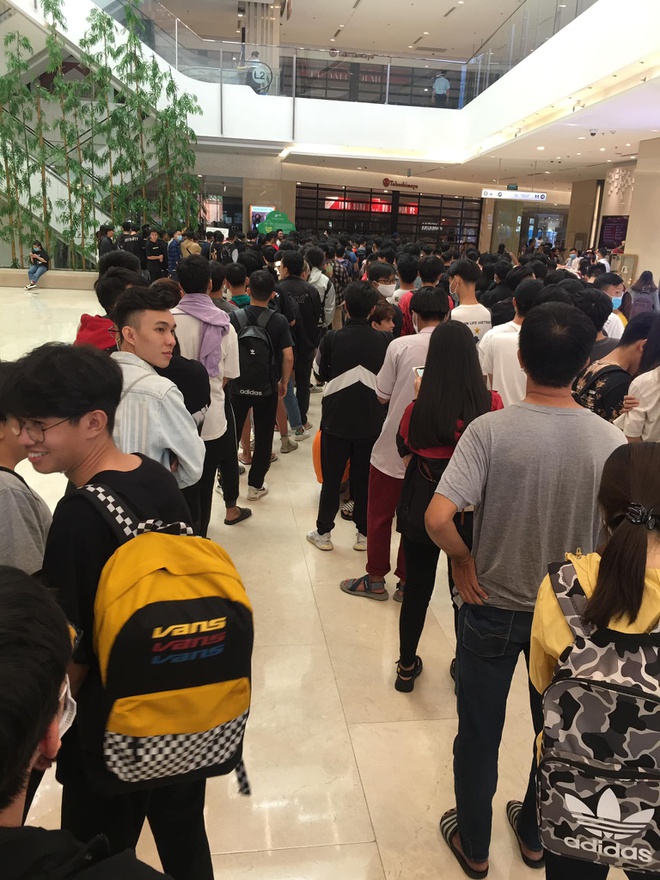 Giới trẻ TP.HCM xếp hàng từ 4h sáng, xô đẩy mua giày 2,8 triệu đồng - 1 Giới trẻ TP.HCM xếp hàng từ 4h sáng, xô đẩy mua giày 2,8 triệu đồng - 1