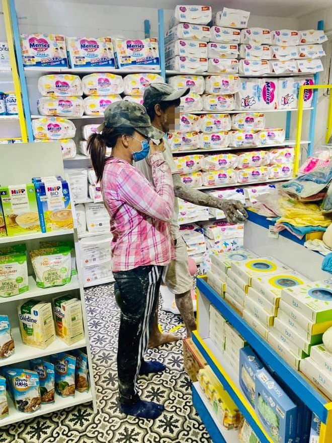 Dẫn vợ bầu vào cửa hàng bán đồ sơ sinh, anh thợ xây người còn lấm lem vôi vữa có một hành động khiến hội chị em phải thèm thuồng Dẫn vợ bầu vào cửa hàng bán đồ sơ sinh, anh thợ xây người còn lấm lem vôi vữa có một hành động khiến hội chị em phải thèm thuồng