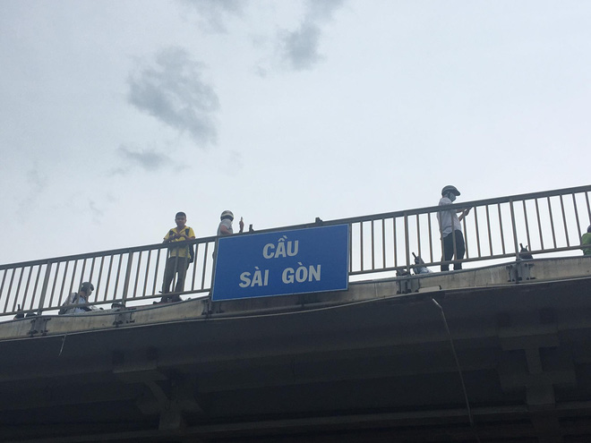 Thêm một thanh niên bỏ lại balo và đôi dép rồi nhảy cầu Sài Gòn tự tử, nhiều người đứng livestream gây ùn tắc giao thông - 1 Thêm một thanh niên bỏ lại balo và đôi dép rồi nhảy cầu Sài Gòn tự tử, nhiều người đứng livestream gây ùn tắc giao thông - 1