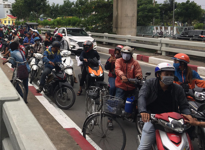 Thêm một thanh niên bỏ lại balo và đôi dép rồi nhảy cầu Sài Gòn tự tử, nhiều người đứng livestream gây ùn tắc giao thông - 2 Thêm một thanh niên bỏ lại balo và đôi dép rồi nhảy cầu Sài Gòn tự tử, nhiều người đứng livestream gây ùn tắc giao thông - 2