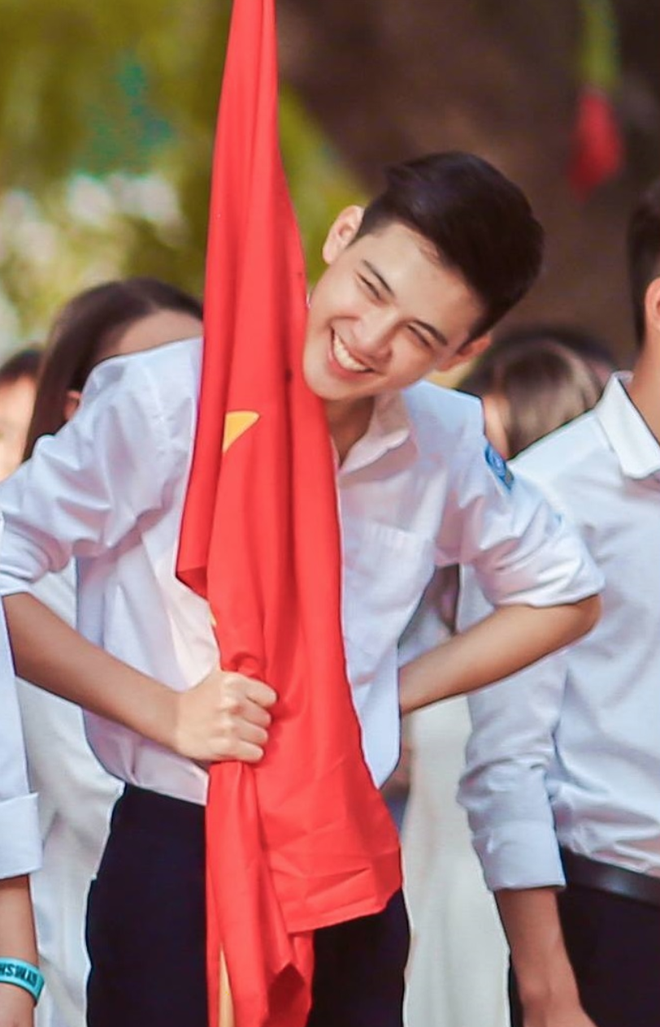 Nhan sắc hiện tại của hotboy cầm cờ nổi đình đám 3 năm về trước - 2 Nhan sắc hiện tại của hotboy cầm cờ nổi đình đám 3 năm về trước - 2