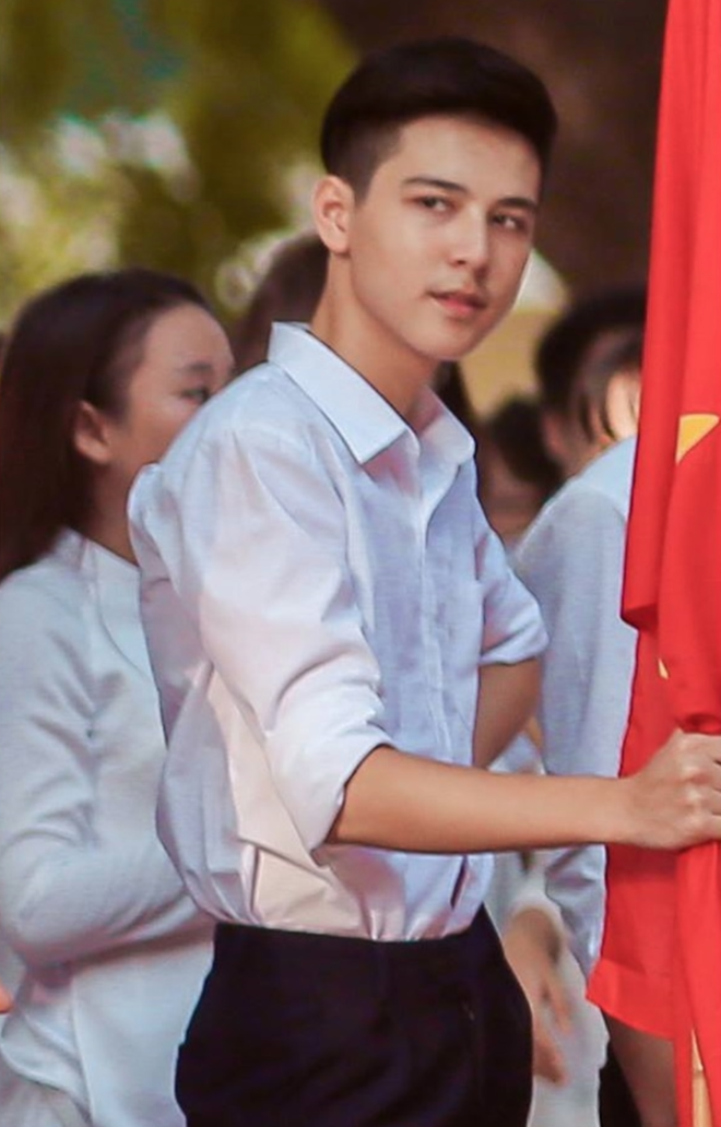 Nhan sắc hiện tại của hotboy cầm cờ nổi đình đám 3 năm về trước Nhan sắc hiện tại của hotboy cầm cờ nổi đình đám 3 năm về trước