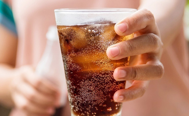 Vì sao nước có ga khi rót vào cốc lại có bọt nổi lên? Vì sao nước có ga khi rót vào cốc lại có bọt nổi lên?